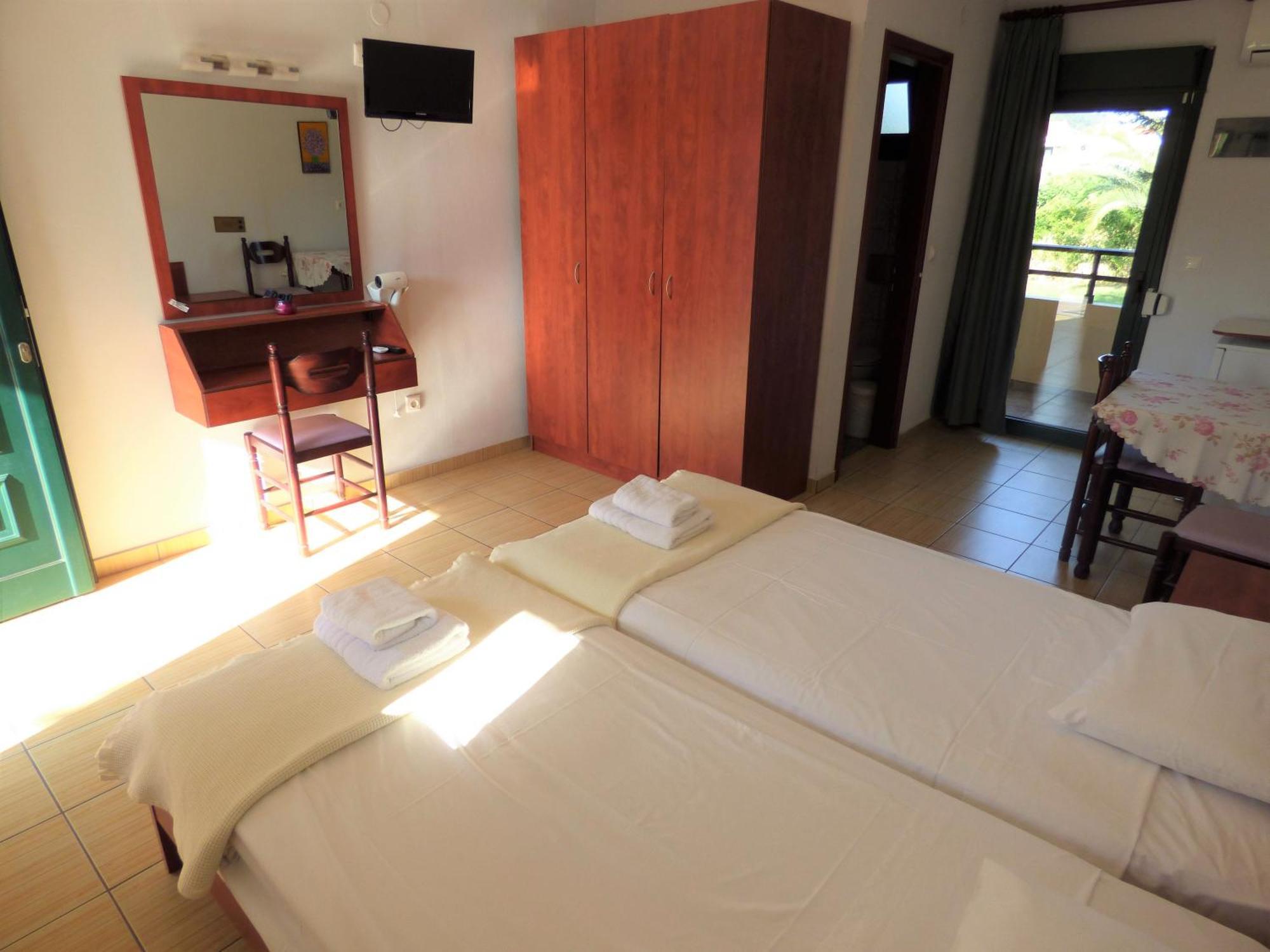 Dolphins Apartments & Rooms ลีเมนาส ภายนอก รูปภาพ